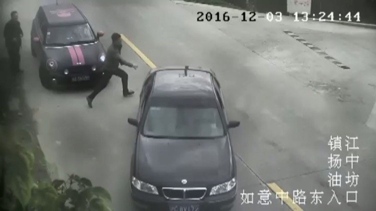 Un chino acaba con su coche en un río al confundir los pedales