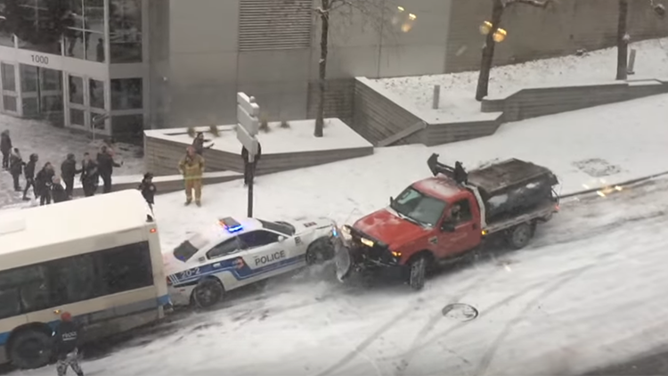 Una carretera helada provoca un choque masivo de vehículos