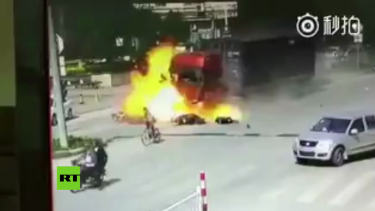 FUERTES IMÁGENES: Un camión pierde el control y estalla en llamas en Guangdong (China)