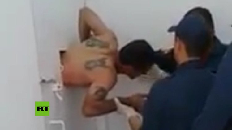 Brasil: Ladrón queda atrapado en la puerta de una celda