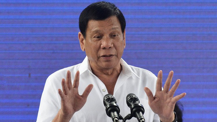 El presidente de Filipinas confiesa sentirse "como un santo" tras conversar con Trump