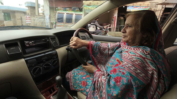 Rompiendo barreras: una empresa de taxis de Pakistán contrata mujeres para conducir sus autos