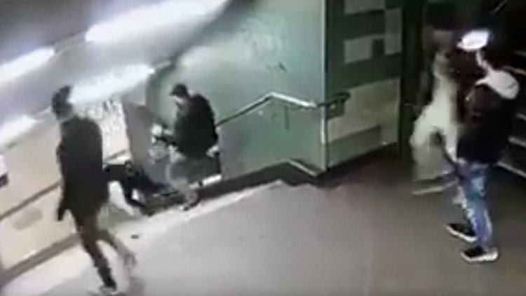 Indignante video: un joven tira brutalmente por las escaleras a una mujer en el metro de Berlín
