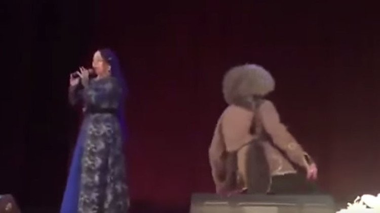FUERTE VIDEO: Un bailarín muere sobre el escenario y el público cree que es parte del espectáculo