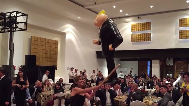 Video: Senadores mexicanos apalean una piñata de Donald Trump