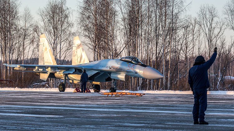 Los ultramodernos guardianes aéreos Su-35 llegan al noroeste de Rusia (Video)