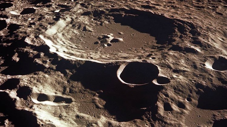 ¿Por fin no estamos solos? Un enorme ovni flota sobre la superficie lunar (VIDEO)