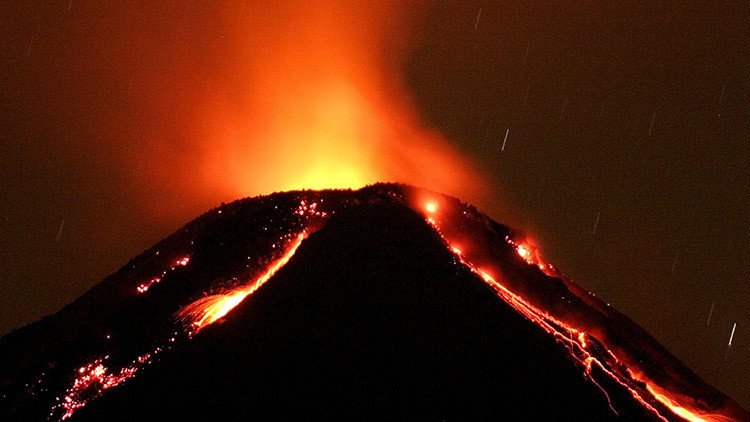 El Volcán de Fuego arroja violentamente lava y ceniza y calienta el aire en México (VIDEO)