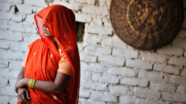 Queman y tiran a un pozo a una niña india que opuso resistencia a sus violadores
