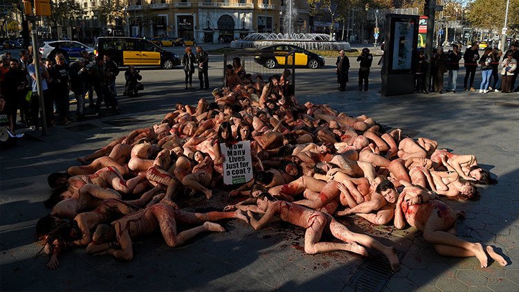Activistas se desnudan contra los abrigos de piel en Barcelona (Video 18+)