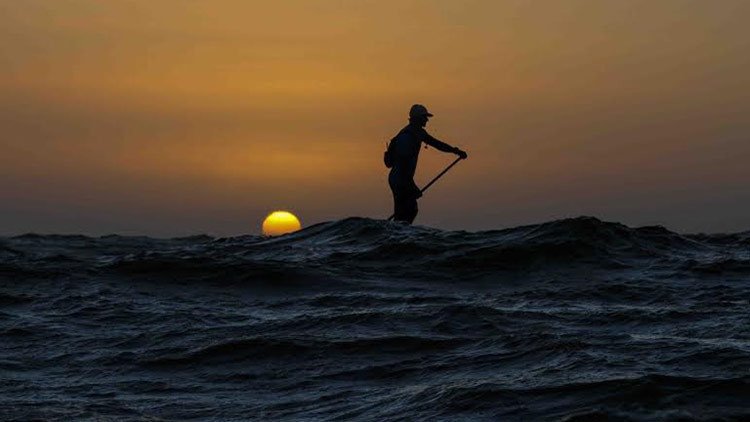 Un aventurero trata de cruzar el Atlántico sobre una tabla de paddle surf