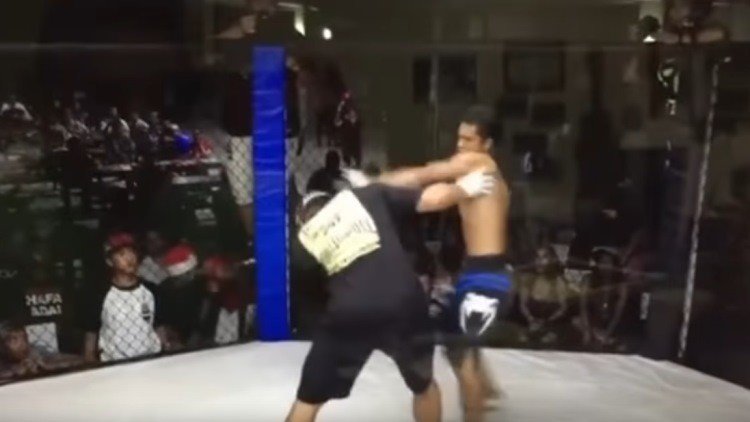 Un luchador aturdido lanza su furia contra el árbitro