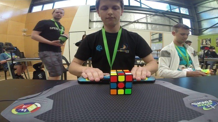 ¡Visto y no visto!: Un australiano arma un cubo de Rubik en menos de 5 segundos