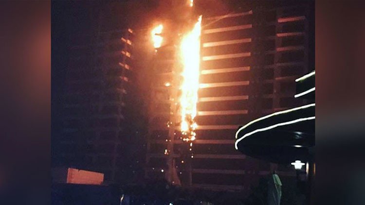 Un incendio consume un edificio residencial en una isla artificial de Dubái (videos)