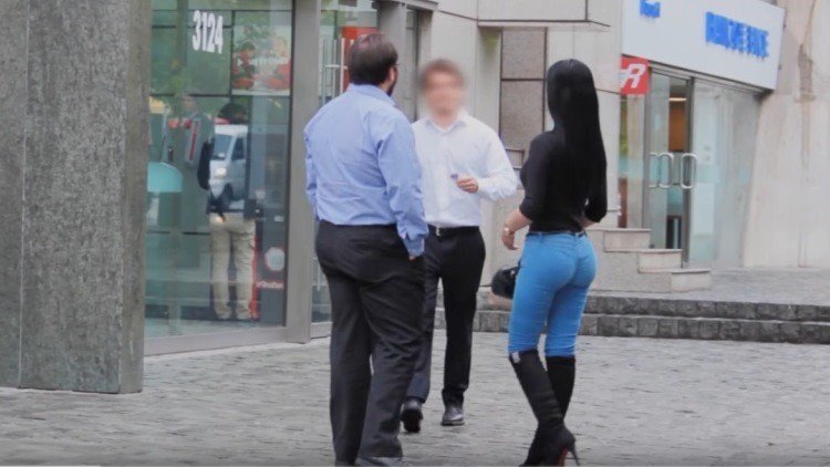 Así reaccionan los hombres cuando una mujer guapa les pide dinero en la calle