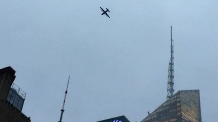 Fotos, videos: Un avión militar sobrevuela Manhattan y deja estupefactos a los neoyorquinos