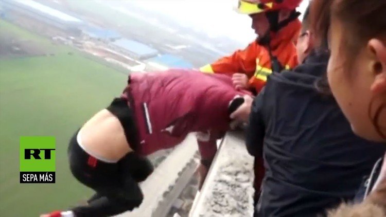 La dramática salvación de un joven que intenta saltar de un rascacielos