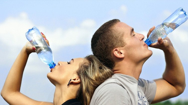Advierten de los peligros de beber agua en exceso cuando hace mucho calor