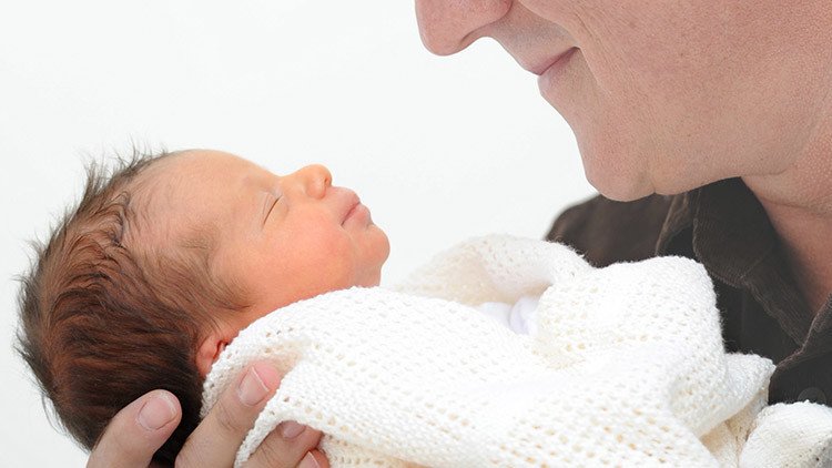 Reino Unido aprueba una nueva técnica para crear bebés con 'tres padres genéticos'