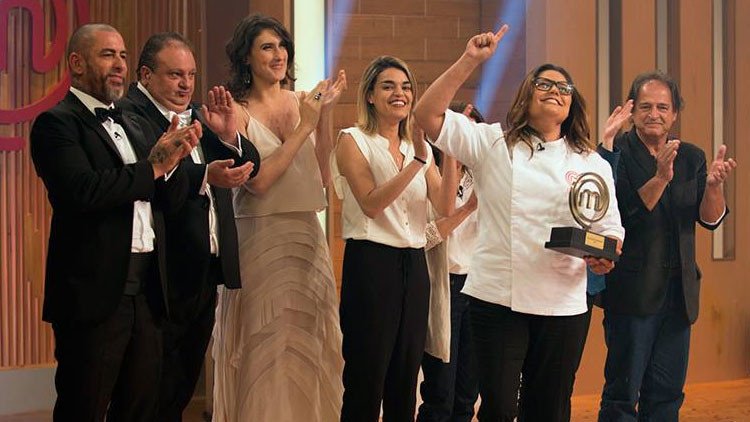 "Toma una escoba y barre": El comentario contra la ganadora de 'Master Chef' que indigna a Brasil