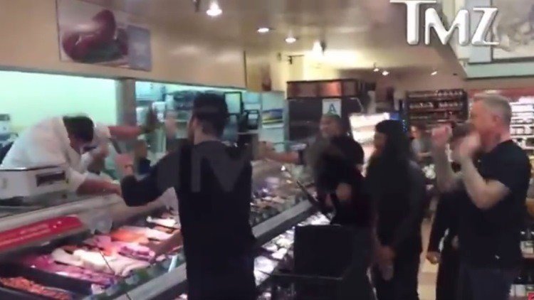 Metallica improvisa 'Enter Sandman' en un supermercado 