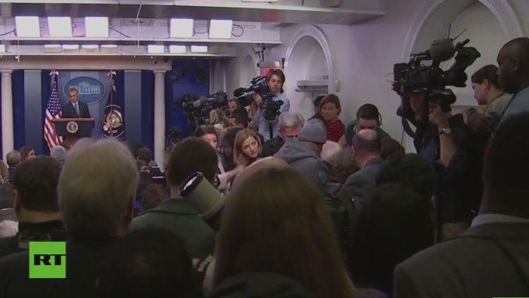 Video: Una mujer se desmaya durante la última rueda de prensa del año de Obama