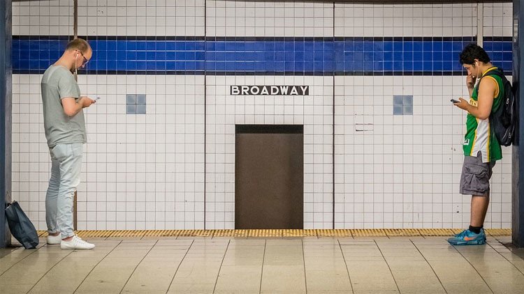 La conmovedora historia de un niño que ofrece 'terapia emocional' por 2 dólares en el metro