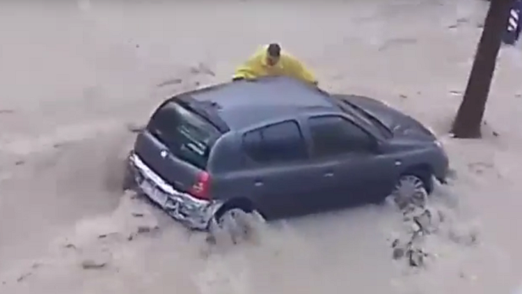 España: Un hombre muere ahogado arrastrado por una riada en Alicante (VIDEO)