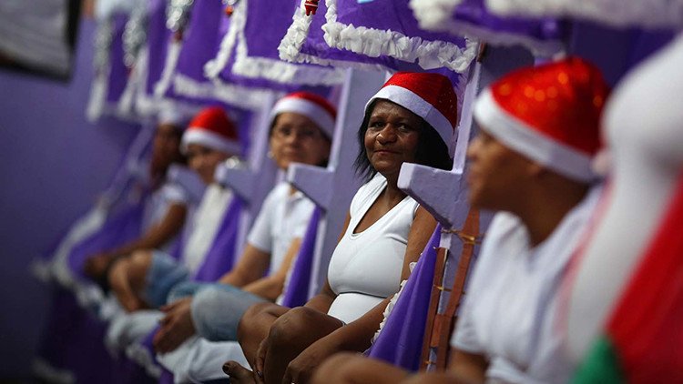 La Navidad se cuela entre rejas: Vea cómo la celebran en una cárcel brasileña de mujeres