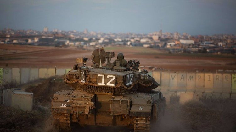 Un tanque israelí ataca posiciones de Hamás en Gaza en un enfrentamiento fronterizo