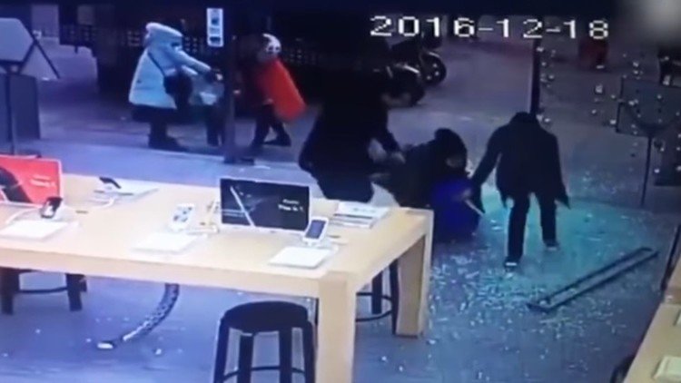Una puerta de cristal se cae sobre un niño mientras intentaba entrar en una tienda