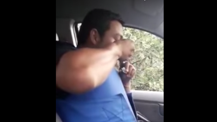 Graban a un policía local argentino consumiendo cocaína en una patrulla (VIDEO)