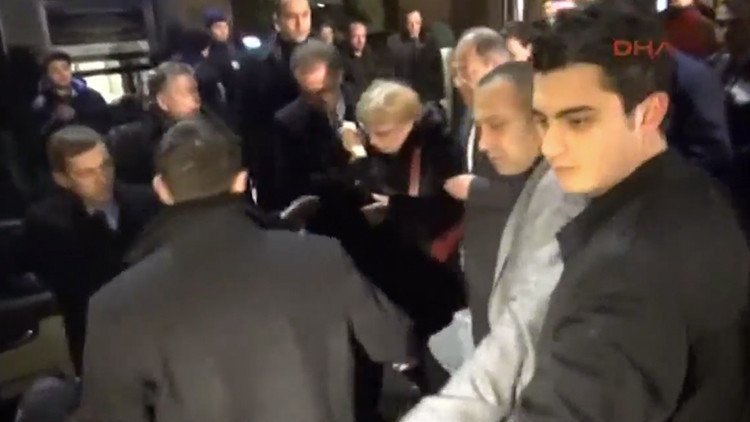 Video: La esposa del embajador ruso tiroteado en Turquía abandona el hospital entre lágrimas