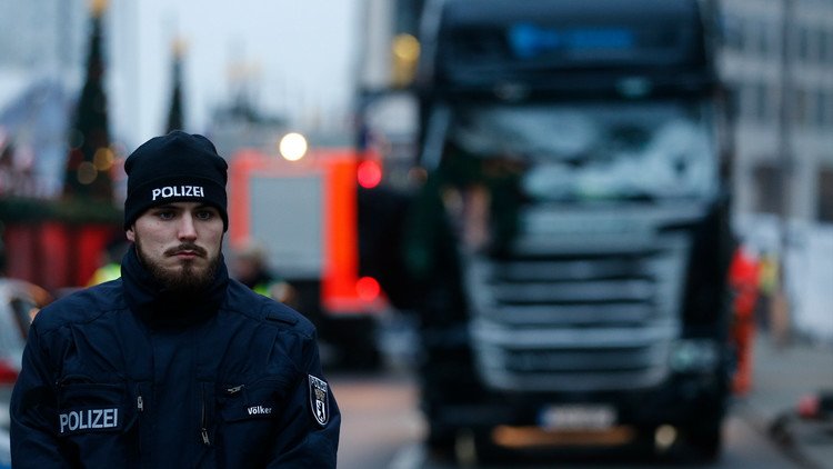 Policía alemana efectúa una operación especial en un albergue de refugiados tras el ataque en Berlín