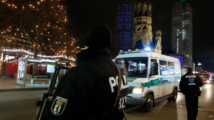 "Tenemos al hombre equivocado": el autor del atentado de Berlín está armado y sigue en libertad