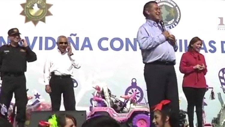 Un gobernador mexicano revela a niños que Santa Claus "son los papás" (VIDEO)