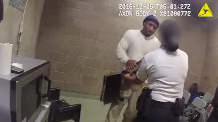 EE.UU.: Un reo golpea brutalmente a una funcionaria de prisiones (Video)