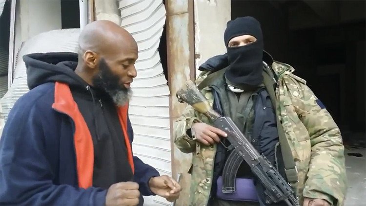 Un periodista que envió un 'último mensaje de Alepo' aparece junto a un terrorista suicida (VIDEO)