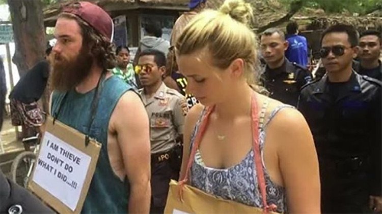 La razón por la cual estos turistas fueron sometidos a una 'marcha de la vergüenza' (fotos)