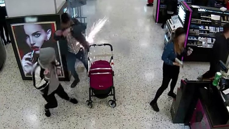 Un cigarrillo electrónico explota en el bolsillo de un hombre cerca de un cochecito de bebé