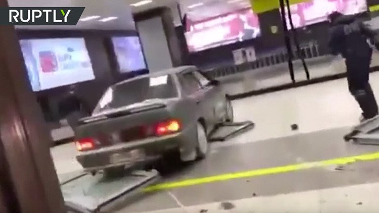 VIDEO: Un conductor en estado de embriaguez irrumpe a alta velocidad en un aeropuerto ruso