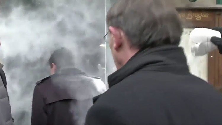 Un desconocido ataca al ex primer ministro francés con harina (FOTO, VIDEO)