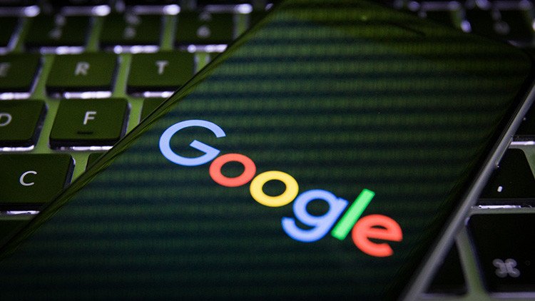Acusan a Google de obtener beneficios negando el Holocausto