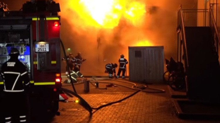VIDEO impactante: un gran incendio destruye un campo de refugiados en Hamburgo
