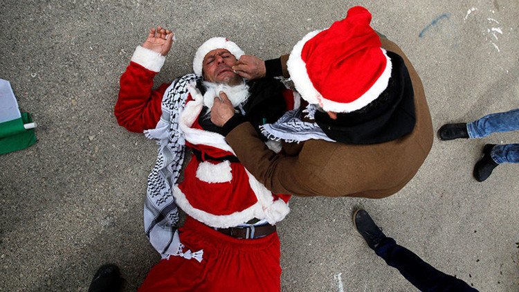 Videos, fotos: 'Papás Noel' palestinos se enfrentan con soldados israelíes en Belén