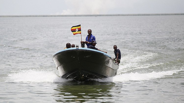 Nueve fallecidos y 21 desaparecidos tras hundirse un bote con un equipo de fútbol en Uganda