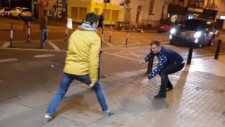 Dos jóvenes imitan a Conor McGregor en la calle y se llevan la sorpresa de su vida