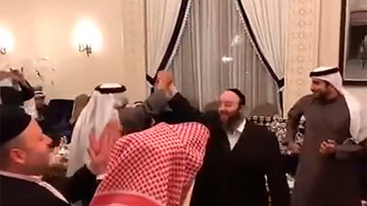 Video: árabes y judíos de Baréin bailan y cantan juntos para celebrar la festividad de Janucá