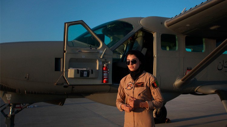 ¿Por qué la primera piloto afgana pide asilo en EE.UU.?