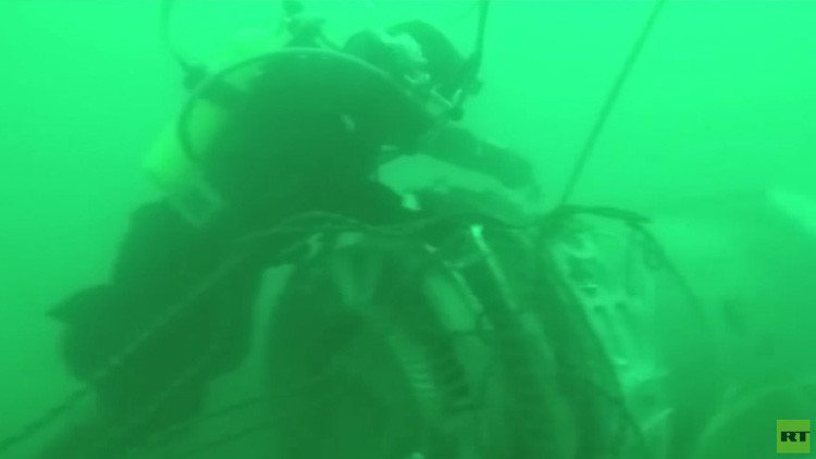 VIDEO: Muestran las imágenes de los buzos retirando los restos del Tu-154 del fondo del mar